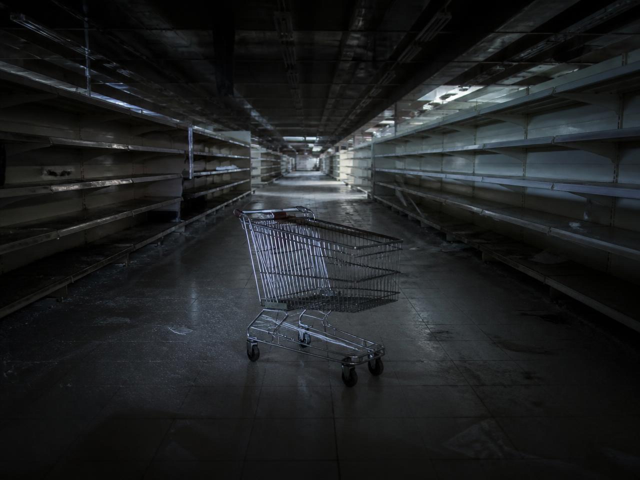 Carrinho de supermercado vazio abandonado em um corredor escuro
